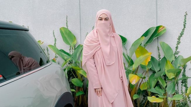 Artis Pernah Pakai Cadar (Instagram/@wardahmaulina)