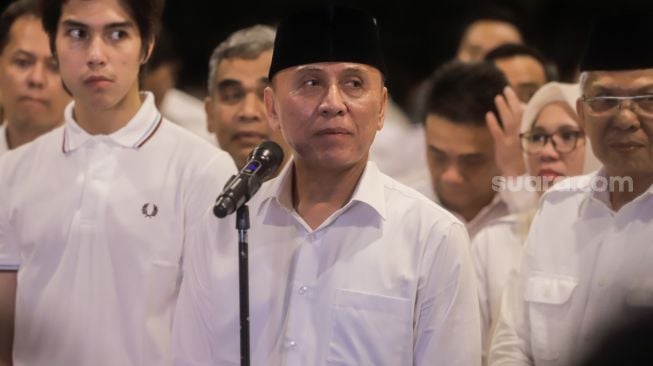 Wakil Ketua Dewan Pembina Partai Gerindra Mochamad Iriawan (Iwan Bule) memberikan keterangan pers usai menggelar pertemuan di Kertanegara, Jakarta Selatan, Kamis (27/4/2023). [Suara.com/Alfian Winanto]