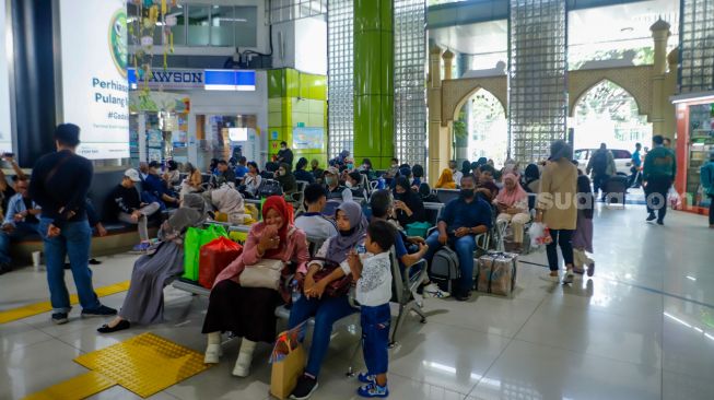 Penumpang saat berada di Stasiun Gambir, Jakarta Pusat, Kamis (27/4/2023). [Suara.com/Alfian Winanto]