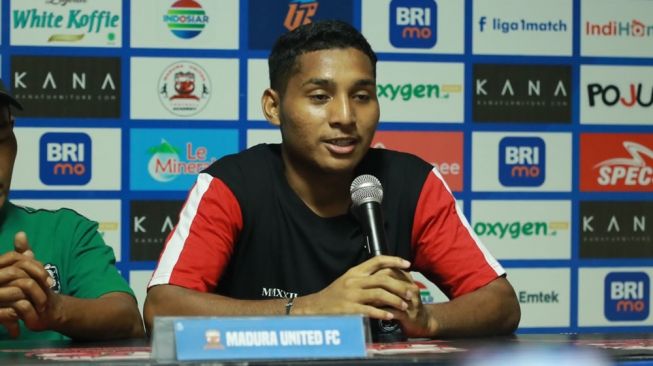 Pelatih sementara Madura United Rakhmad Basuki hadiri jumpa pers usai pertandingan. [Foto: Liga Indonesia Baru]