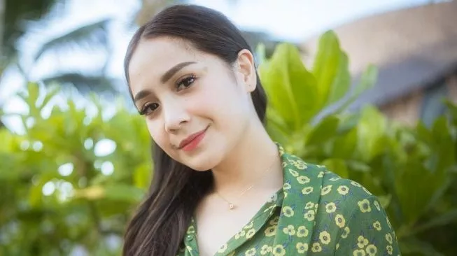 Deretan Artis Cantik Pakai Tas Mungil Berharga Fantastis, Nagita