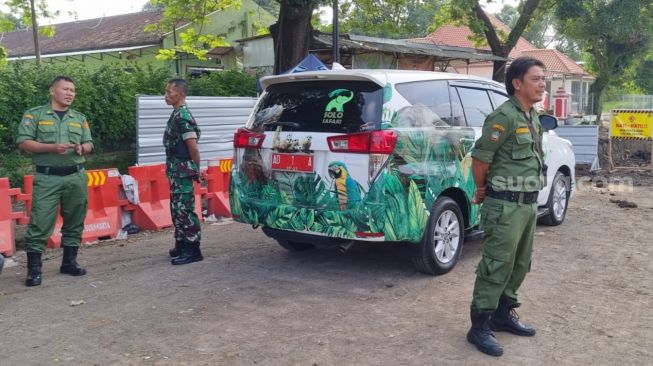 Mobil Dinas Gibran Masih Menginap di Lokasi Proyek Viaduk Gilingan, Warga: Tanda-tanda Sedang Marah