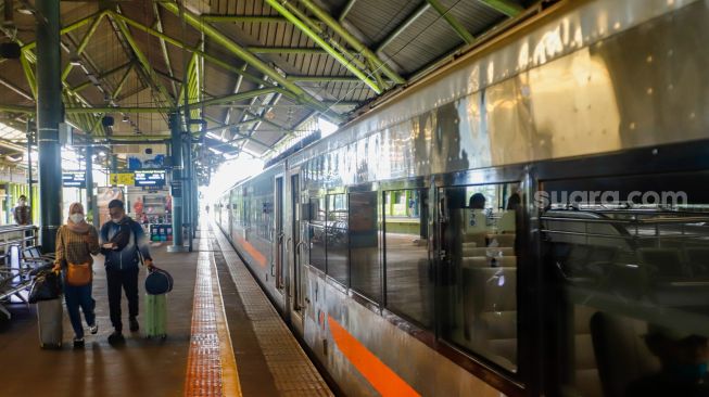 Penumpang saat tiba di Stasiun Gambir, Jakarta Pusat, Kamis (27/4/2023). [Suara.com/Alfian Winanto]