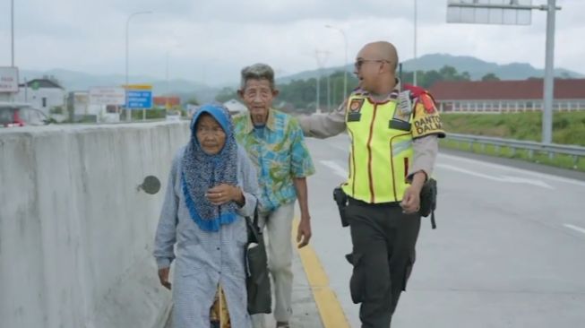 Bikin Publik Banjir Air Mata, Pasangan Lansia Ini Susuri Jalan Tol karena Kangen Cucu