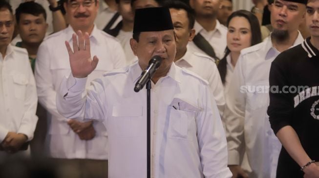 Ketua Umum Partai Gerindra Prabowo Subianto memberikan keterangan pers usai menggelar pertemuan di Kertanegara, Jakarta Selatan, Kamis (27/4/2023). [Suara.com/Alfian Winanto]