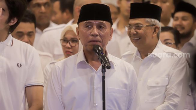 Wakil Ketua Dewan Pembina Partai Gerindra Mochamad Iriawan (Iwan Bule) memberikan keterangan pers usai menggelar pertemuan di Kertanegara, Jakarta Selatan, Kamis (27/4/2023). [Suara.com/Alfian Winanto]