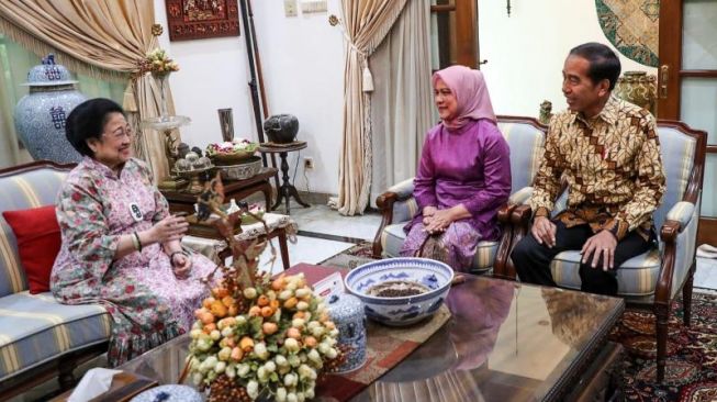 Presiden Jokowi Silaturahmi ke Rumah Megawati, Netizen Malah Salfok dengan Isi Mangkok yang Disuguhkan