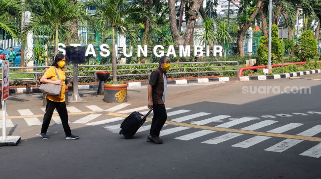 Penumpang saat tiba di Stasiun Gambir, Jakarta Pusat, Kamis (27/4/2023). [Suara.com/Alfian Winanto]