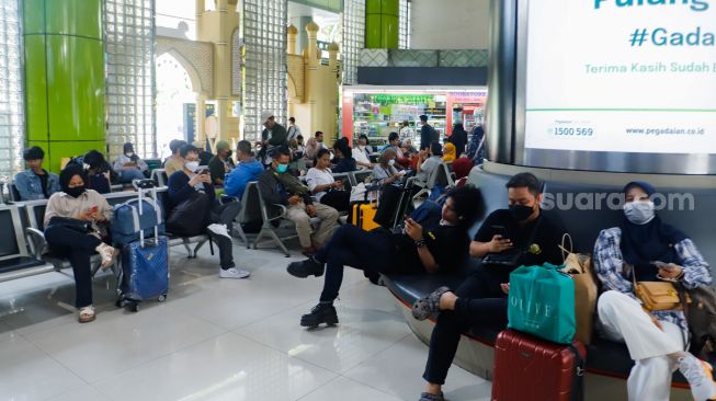 Penumpang saat berada di Stasiun Gambir, Jakarta Pusat, Kamis (27/4/2023). [Suara.com/Alfian Winanto]