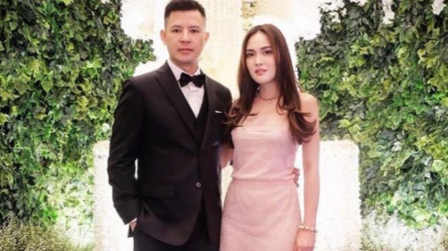 Shandy Aulia dan suami, David Herbowo. (Instagram)