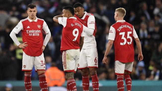 Para pemain Arsenal bereaksi setelah kebobolan gol ketiga selama pertandingan pekan ke-33 Liga Inggris antara Manchester City vs Arsenal di Stadion Etihad di Manchester, Inggris barat laut, pada 26 April 2023.Oli SCARFF/AFP.