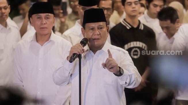 Ketua Umum Partai Gerindra Prabowo Subianto (kanan) bersama Mochamad Iriawan (Iwan Bule) memberikan keterangan pers usai menggelar pertemuan di Kertanegara, Jakarta Selatan, Kamis (27/4/2023). [Suara.com/Alfian Winanto]