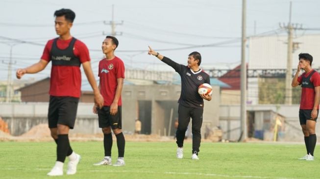 Pelatih Timnas Indonesia U-22, Indra Sjafri (jaket hitam) memberikan instruksi kepada para pemainnya saat memimpin latihan tim di The Dream Visakha Training Camp, Pnom Penh, Kamboja, Kamis (27/4/2023). (ANTARA/HO/PSSI)