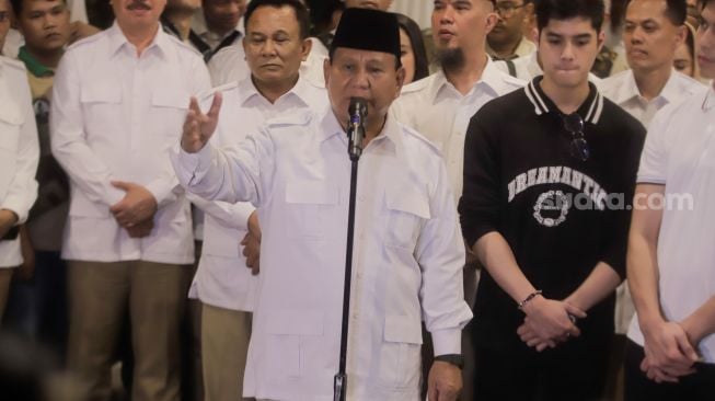 Ketua Umum Partai Gerindra Prabowo Subianto memberikan keterangan pers usai menggelar pertemuan di Kertanegara, Jakarta Selatan, Kamis (27/4/2023). [Suara.com/Alfian Winanto]