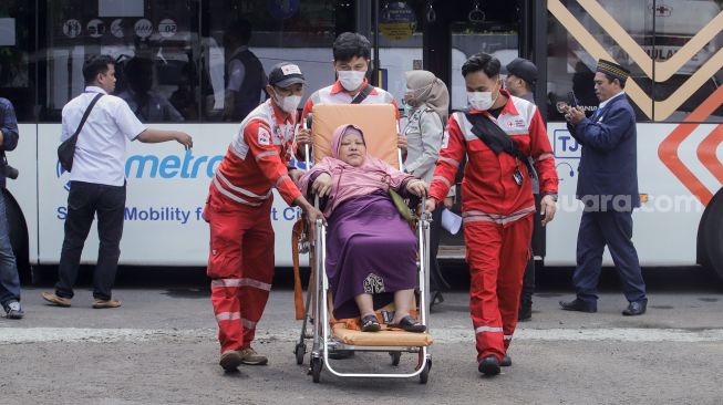 Warga Negara Indonesia (WNI) yang dievakuasi dari Sudan saat tiba di Asrama Haji Pondok Gede, Jakarta Timur, Jumat (28/4/2023). [Suara.com/Alfian Winanto]