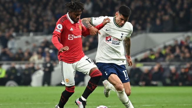 Gelandang Manchester United, Fred (kiri) tampil pada laga Liga Inggris kontra Tottenham Hotspur di London utara, Jumar (28/4/2023) dini hari WIB. [GLYN KIRK / AFP]