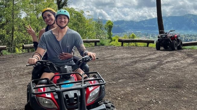 Potret Millen Cyrus dan Lionel Lee Liburan di Bali (Instagram/@millencyrus)