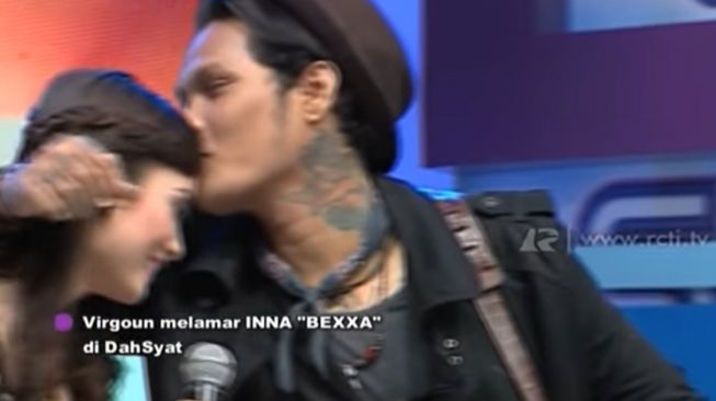 Potret Detik-detik Virgoun Melamar Inara Rusli (YouTube/Official RCTI)