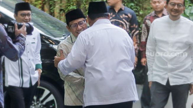 Ketua Umum Partai Gerindra Prabowo Subianto menyambut kedatangan Ketua Umum PKB Muhaimin Iskandar di Kertanegara, Jakarta Selatan, Jumat (28/4/2023,). [Suara.com/Alfian Winanto]