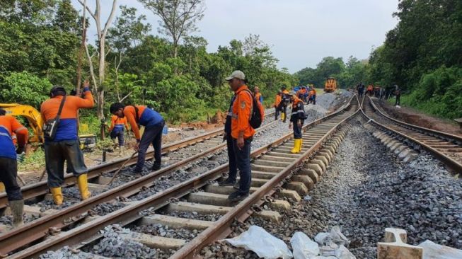 Jalur KA Ambles, 1.500 Calon Penumpang Kereta Api di Stasiun Tanjungkarang Gagal Berangkat