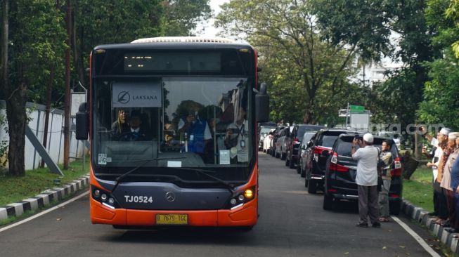 Bus yang membawa Warga Negara Indonesia (WNI) yang dievakuasi dari Sudan saat tiba di Asrama Haji Pondok Gede, Jakarta Timur, Jumat (28/4/2023). [Suara.com/Alfian Winanto]