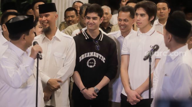 Musisi Al Ghazali (tengah) ditemani saudaranya El Rumi (kanan) dan ayahnya, Ahmad Dhani (kiri) menghadiri keterangan pers setelah resmi bergabung dengan Partai Gerindra di Kertanegara, Jakarta Selatan, Kamis (27/4/2023). [Suara.com/Alfian Winanto]
