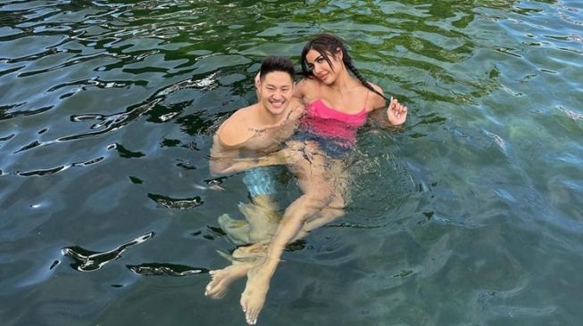 Potret Millen Cyrus dan Lionel Lee Liburan di Bali (Instagram/@millencyrus)