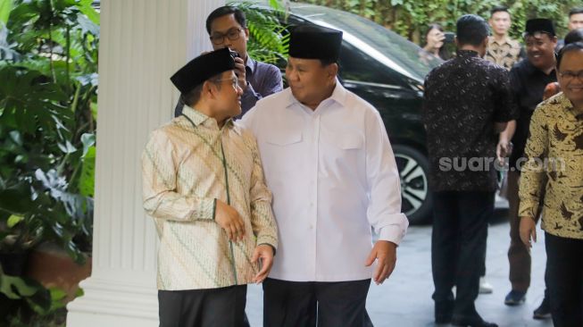 Ketua Umum Partai Gerindra Prabowo Subianto (kanan) bersama dengan Ketua Umum PKB Muhaimin Iskandar (kiri) jalan bersama sebelum menggelar pertemuan di Kertanegara, Jakarta Selatan, Jumat (28/4/2023,). [Suara.com/Alfian Winanto]