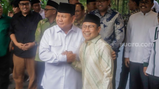 Ketua Umum Partai Gerindra Prabowo Subianto (kiri) bersama dengan Ketua Umum PKB Muhaimin Iskandar (kanan) berjabat tangan saat menggelar pertemuan di Kertanegara, Jakarta Selatan, Jumat (28/4/2023,). [Suara.com/Alfian Winanto]