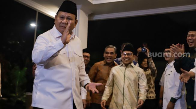 Ketua Umum Partai Gerindra Prabowo Subianto (tengah) berpose usai menggelar pertemuan dengan Ketua Umum PKB Muhaimin Iskandar di Kertanegara, Jakarta Selatan, Jumat (28/4/2023,). [Suara.com/Alfian Winanto]