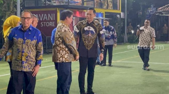 Ketua Umum Partai Demokrat Agus Harimurti Yudhoyono (AHY) sambut kehadiran Ketua Umum Partai Golkar Airlangga Hartarto di kediaman SBY di Cikeas, Bogor, Jawa Barat, Sabtu (29/4/2023). (Suara.com/Bagaskara)