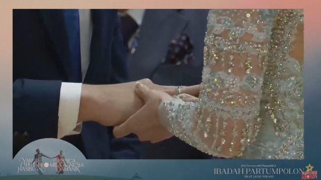 Pemasangan cincin Jessica Mila pada Yakup Hasibuan (Youtube/Jessica Mila)