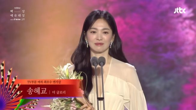 Mode Moon Dong Eun, Song Hye Kyo Beri Kejutan Lewat Pidato Kemenangannya