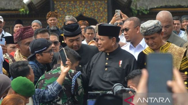 Diteriaki Presiden Saat Kunjungan ke Sumbar, Prabowo Klaim Tidak Sedang Berkampanye
