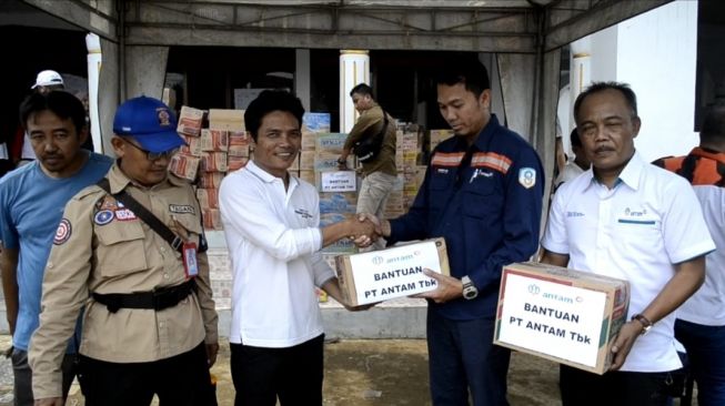 Turun Gunung Langsung, PT Antam Pongkor Salurkan Bantuan Untuk Korban Bencana Banjir Bandang di Bogor