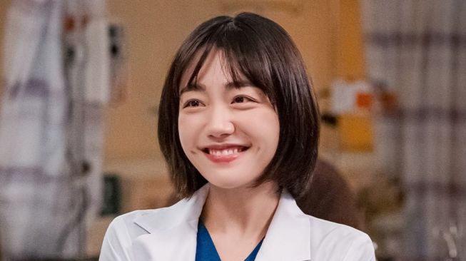 6 Pesona So Ju Yeon di Dr. Romantic 3, Jadi Dokter yang Cantik Sekaligus Penyemangat Dokter Lainnya