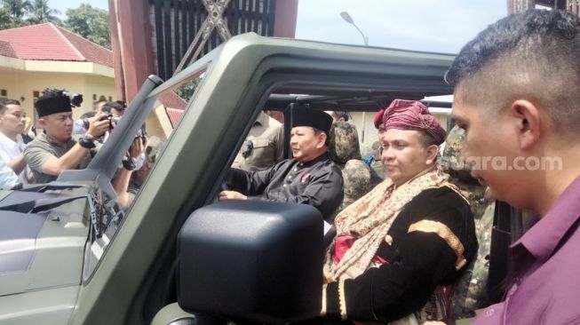 Saat di Sumbar, Prabowo Subianto Sopiri Wamenaker hingga Bupati Tanah Datar Menuju Istana Basa Pagaruyung
