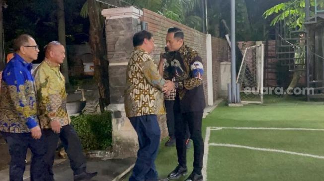 Tiba di Cikeas untuk Temui SBY, Airlangga dan Elit Golkar Disambut Cipika-cipiki AHY-Ibas