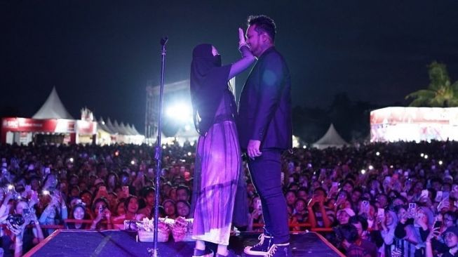 Momen Mesra Virgoun dan Istri (Instagram/@virgoun_)