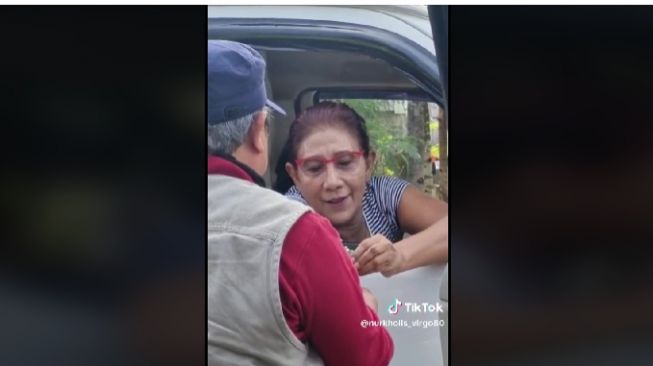 Momen saat mantan Menteri Kelautan dan Perikanan Susi Pudjiastuti minta rokok saat terjebak macet di jalan. (Tiktok)