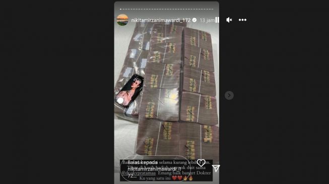 Nikita Mirzani diberi hadiah uang segepok (Instagram/@nikitamirzanimawardi_172)