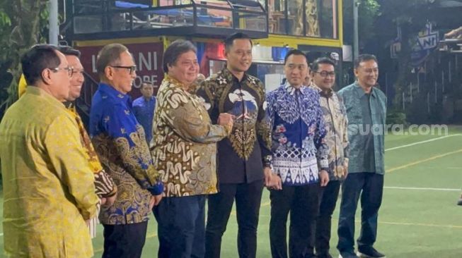 Ketua Umum Partai Demokrat Agus Harimurti Yudhoyono (AHY) sambut kehadiran Ketua Umum Partai Golkar Airlangga Hartarto di kediaman SBY di Cikeas, Bogor, Jawa Barat, Sabtu (29/4/2023). (Suara.com/Bagaskara)