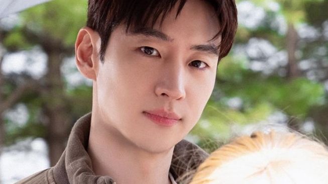 Potret Kemiripan Devano Danendra dan Lee Je Hoon (Instagram/@leejehoon_official)