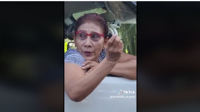 Momen Susi Pudjiastuti Santai Minta Rokok ke Warga saat Macet-macetan