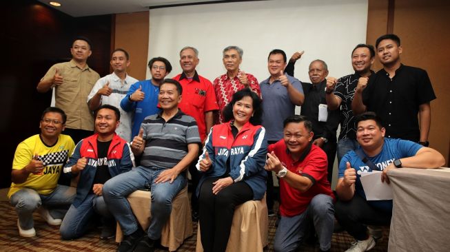 Direktur Superliga, Achmad Budiharto (ketiga dari kiri bawah) di sela acara Drawing Polytron Superliga Junior 2023 di Hotel Santika Premiere, Slipi, Jakarta, pada Kamis (27/4/2023) lalu. [Istimewa]