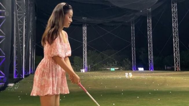 Mayang main golf di Bali. (Instagram/ mayaang.lucyaana)