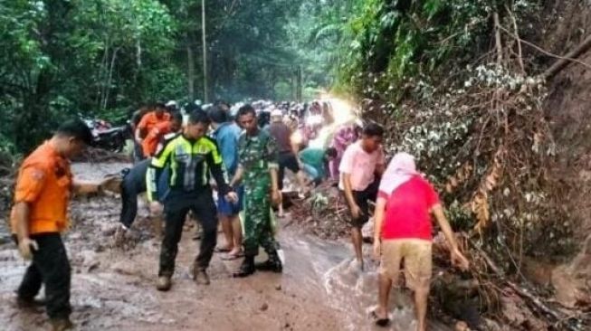Sempat Lumpuh, Jalan Lintas Sumbar-Riau Sudah Bisa Dilalui usai Longsor