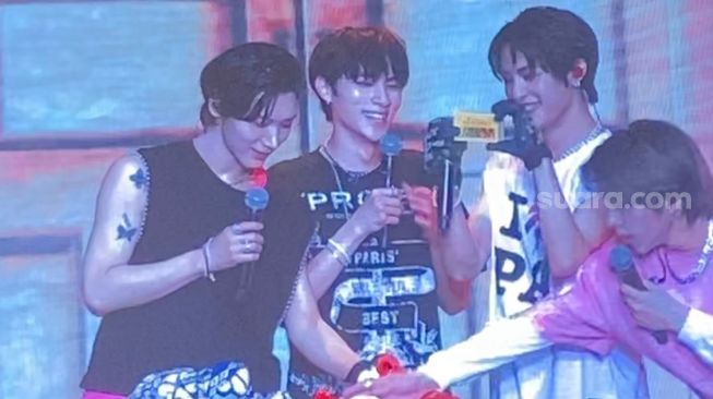 Xiaojun WayV Bongkar Isi Koper di Acara Fan Meeting, Isinya Bikin Syok