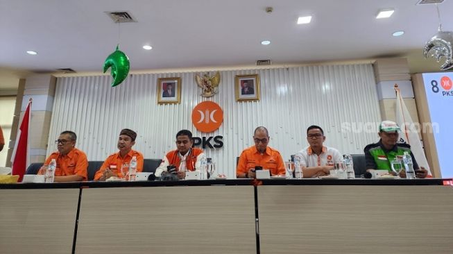 PKS memberikan catatan kritis atau rapor merah ke Jokowi di hari Buruh Internasional. (Suara.com/Bagaskara)