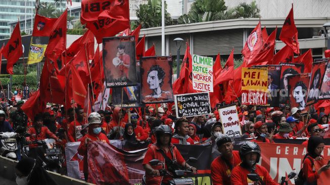 Sejumlah massa buruh melakukan aksi unjuk rasa di kawasan Bundaran HI, Jakarta Pusat, Senin (1/5/2023). [Suara.com/Alfian Winanto]